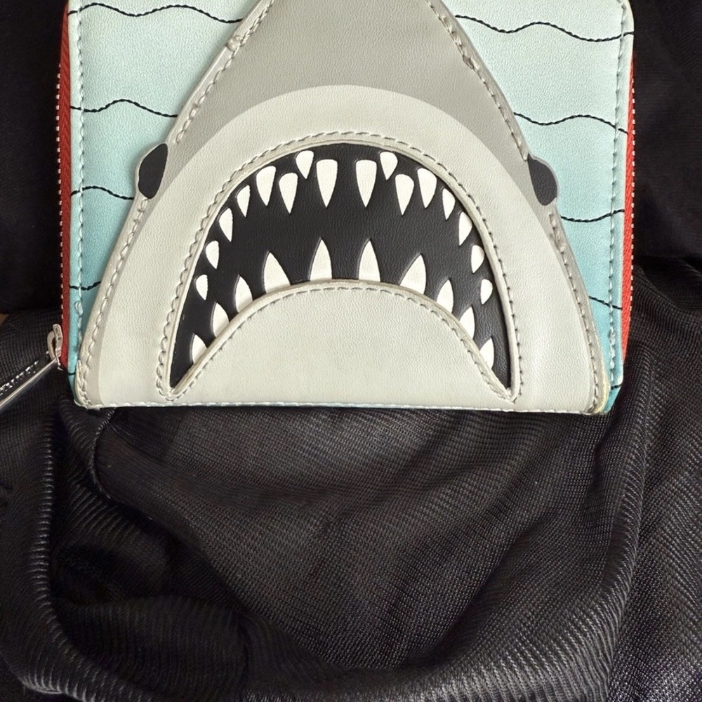 Loungefly Jaws Women’s zip around wallet